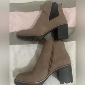 Naturalizer Light Brown Chelsea boots